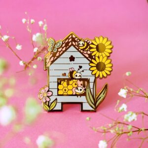 Pastelowy „Ul Pszczół” – Enamel Pin inspirowany Stardew Valley