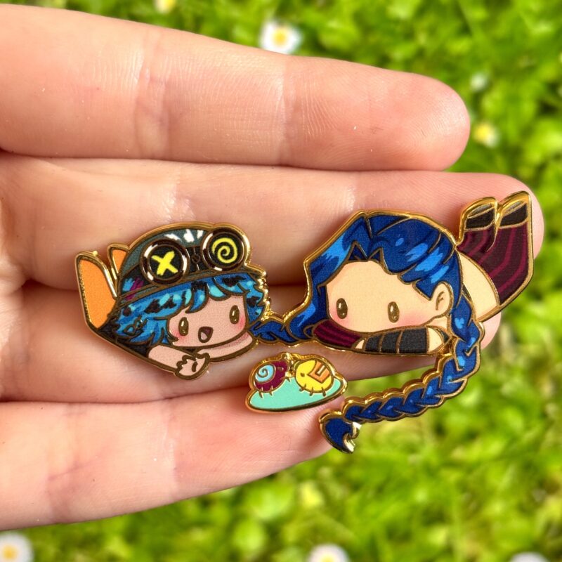 Przypinki Metalowe „Chibi Isha & Jinx Walka Robaków” - Inspirowane Arcane